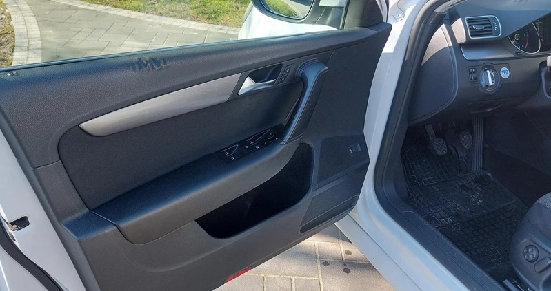 Volkswagen Passat cena 24500 przebieg: 299000, rok produkcji 2013 z Zambrów małe 121